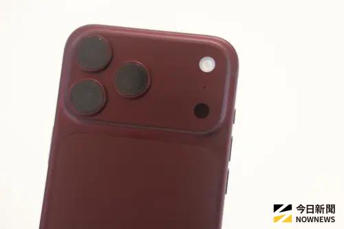 ▲iPhone 18 Pro系列全新「勃根地紅」人氣最旺，其中遠傳以iPhone 18 Pro Max 512GB勃根地紅最熱賣。（圖／記者葉政勳攝)