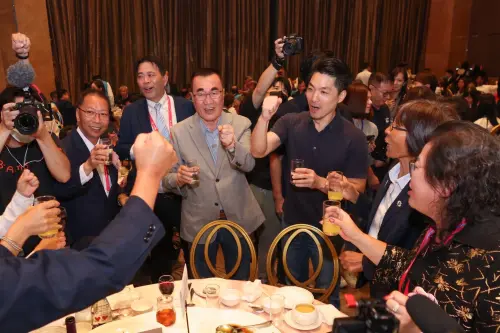 沈伯洋台上致詞！藍營支持者台下高喊「蔣萬安、李四川凍蒜」
