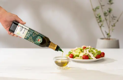 ▲被譽為「液體黃金」的特級初榨橄欖油（EVOO），適合生飲、涼拌與中低溫料理。（圖／NOWnews攝）