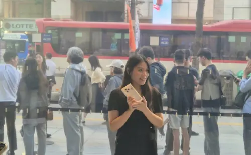 ▲外國旅客組團殺去南韓搶iPhone！退稅+早發貨誘因太狂（圖／截自seoulNews）