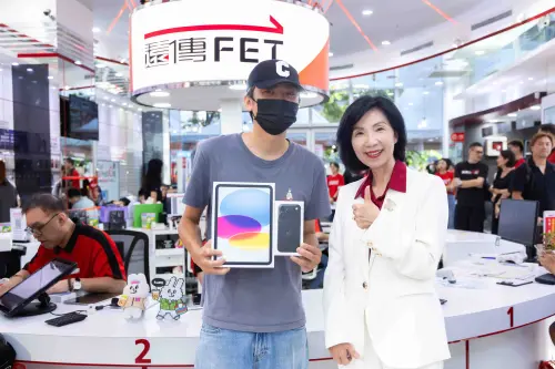▲遠傳iPhone 18 Pro頭香吳先生（左）從前一天白天就到場排隊，除了購入新機，還獲遠傳加碼贈送一台iPad。（圖／遠傳提供）