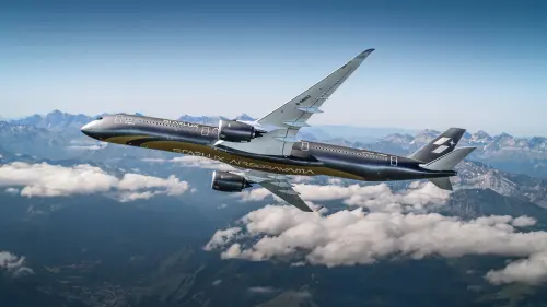 星宇航空攜手空山基推主題備品！10月1日開啟金屬美學飛行