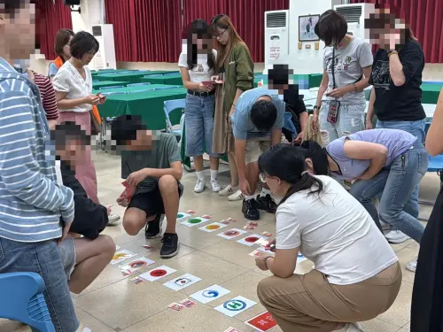 ▲ 親子一同動手將生活支出歸類為十大面向，建立清晰的記帳概念。（圖／高市警局少年隊提供）