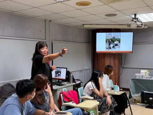 ▲ 活動特別邀請三民第二分局巡官郭美彣進行交通安全宣導。（圖／高市警局少年隊提供）