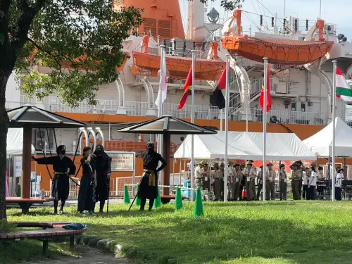 ▲入村儀式原定要舉行的忍者表演，表演人士在樹下空等超過1小時。（圖／記者林子翔攝）