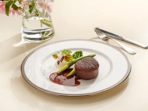 ▲文華Cafe推出秋季新主菜，圖為「爐烤日本A3和牛菲力佐百里香醬汁」。（圖／台北文華東方提供）