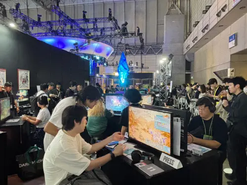 ▲許多玩家聚齊在攤位試玩《Final Fantasy VII 啟示》。（圖／記者張志浩攝）
