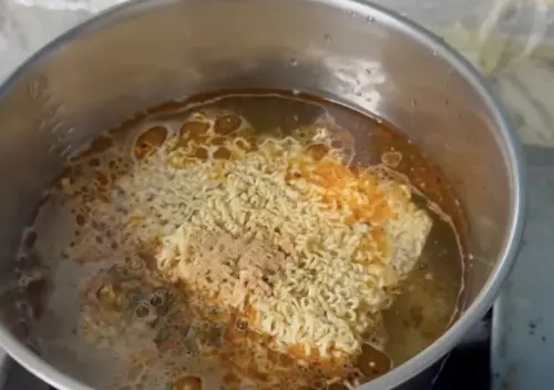 ▲網友分享媽媽「冷水下麵」煮泡麵的習慣，震撼貼文隨即引發滾水派與冷水派熱烈激辯。（圖／翻攝Threads）