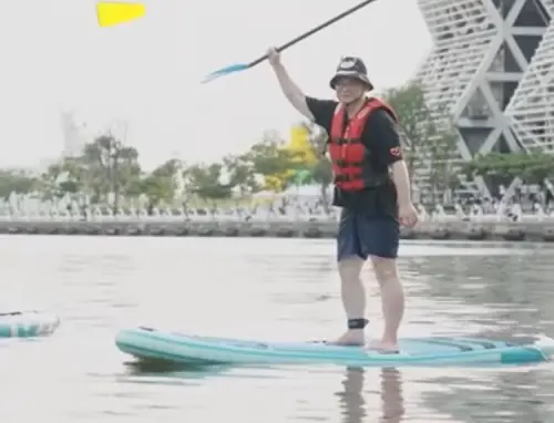 洋流到港、隆捲風來襲！賴瑞隆邀沈伯洋划SUP尬體力