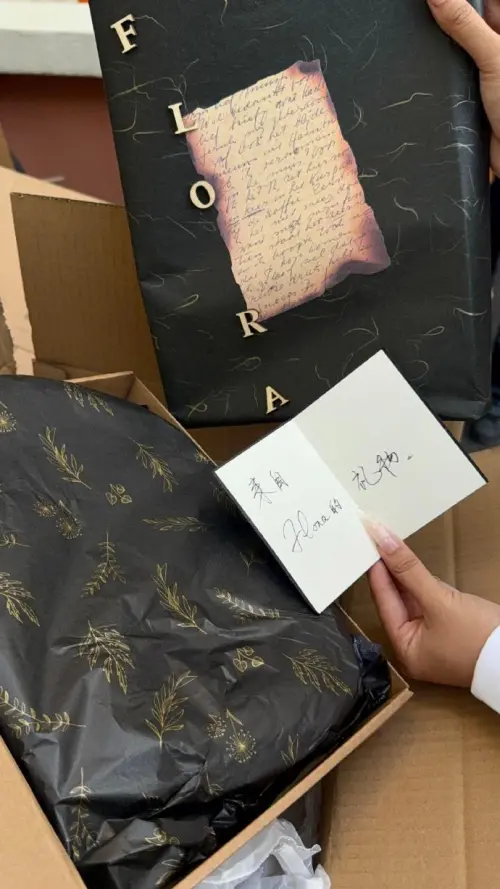 ▲禮物中還有孫千的手寫卡片，署名「Flora」是她飾演的女主角的英文名字。（圖／翻攝自微博＠橘子娛樂）