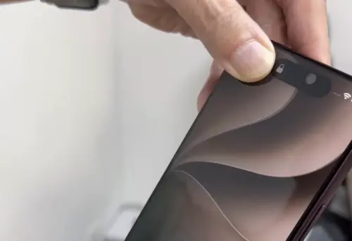 ▲iPhone 18 Pro的Face ID感測區改至螢幕左上方，若手指遮住該處，也可能導致臉部辨識失敗。（圖／翻攝自3cTim哥生活日常）