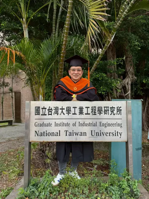 ▲陳子鴻一路跨域求知，取得國立臺灣大學工業工程學碩士、國立政治大學高階經營管理碩士，目前正於國立陽明交通大學攻讀跨領域醫學博士。（圖／喜歡音樂提供）