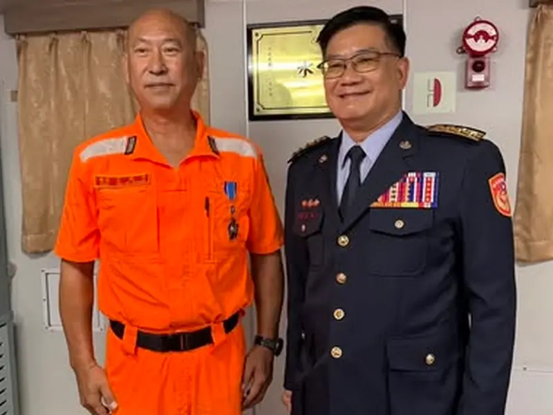 ▲海巡署艦隊分署淡水艦艦長古德彰(左)獲頒三等海巡專業獎章之殊榮，由艦隊分署分署長黃宣凱(右)授勳。(圖／海巡署艦隊分署提供)