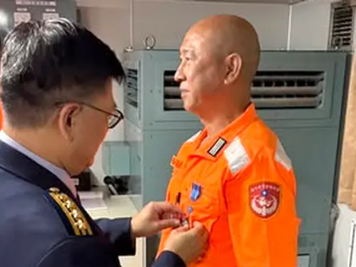 ▲海巡署艦隊分署分署長黃宣凱(左)為淡水艦艦長古德彰(右)授勳。(圖／海巡署艦隊分署提供)