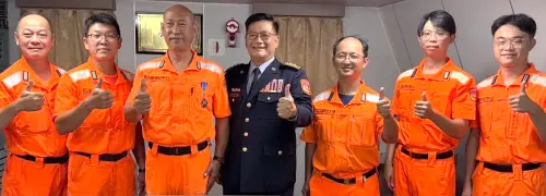 ▲海巡署艦隊分署分署長黃宣凱(中)為淡水艦艦長古德彰(左3)授勳。(圖／海巡署艦隊分署提供)