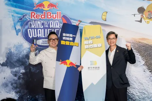 ▲Red Bull攜手新竹市政府宣布國際風箏衝浪賽事「Red Bull King of the Air 2026」首度登陸台灣， 10月21日起將於新竹南寮漁港外海舉行。左起為Red Bull台灣總經理Louis Chow、新竹市副市長林琨瀚。（圖／Red Bull提供）