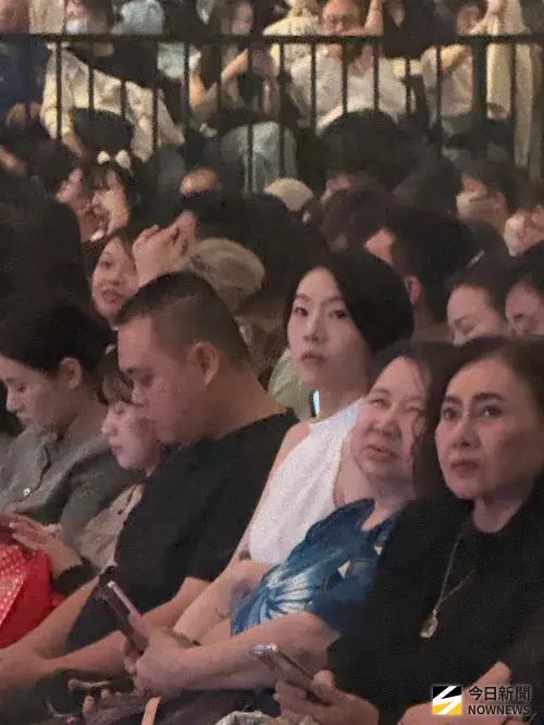 ▲蕭煌奇今年1月宣布與圈外女友Jenny結婚，今日演唱會上，老婆（圖中）現身觀眾席第一排力挺。（圖／記者王意馨攝影）