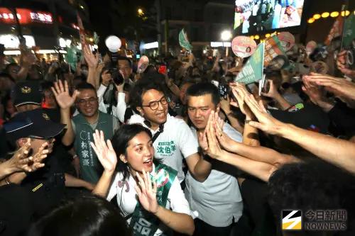 夜市掃街遇新黨「佯瘤」鬧場　沈伯洋笑：排隊很久有毅力