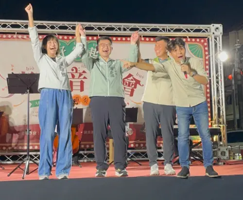 四重奏伴奏太難得！賴瑞隆廟埕高歌隔空「嗆聲」陳其邁