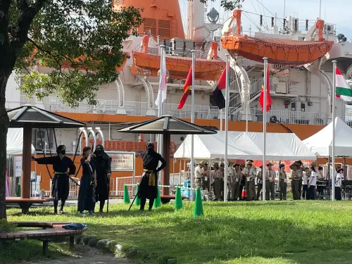 ▲日本亞運入村儀式上敬業的表演團體，從13點提前著裝、還在場邊彩排，結果活動因政治打壓問題，拖延長達90分鐘才舉行。（圖／記者林子翔攝）