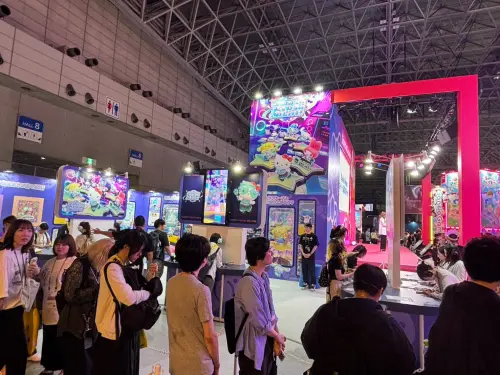 ▲三麗鷗東京電玩展攤位一般展區與家庭遊戲區，玩家能搶先試玩各種遊戲。（圖／記者張志浩攝）