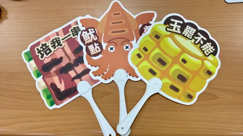 ▲於量販店單筆購買全生鮮商品（不含冷凍蔬菜）滿500元，即贈應景 「中秋造型扇」一支。（圖／萬家福提供）