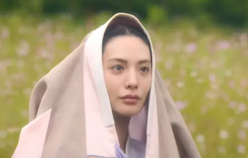 ▲Nana頂著嘟嘟唇與亮麗五官飾演喪夫寡婦，讓觀眾直呼出戲。（圖／翻攝自Netflix）