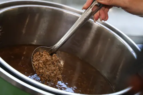 ▲台灣味肉燥飯，飄香在整個中繼站。（圖／記者朱永強攝）