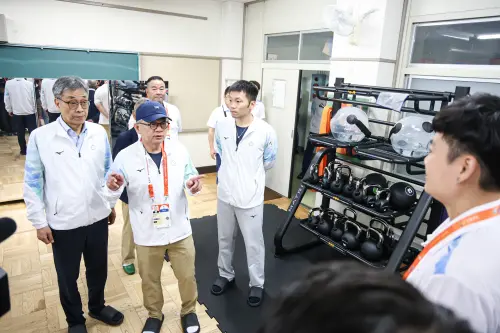 ▲中華隊中繼站重訓室，李洋也來現場察看確認。（圖／記者朱永強攝）