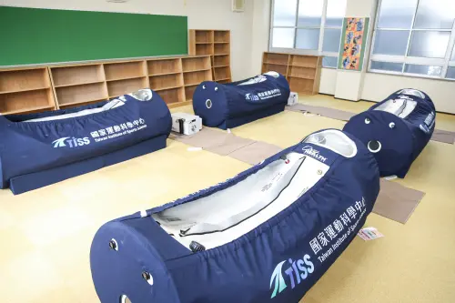 ▲中華隊中繼站高壓氣艙房，後方還有小學原本擺放的置物櫃。（圖／記者朱永強攝）