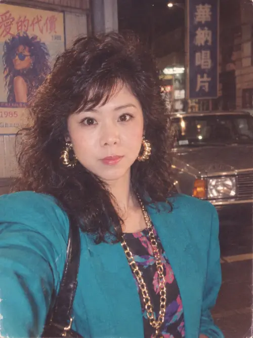 ▲實測 Threads 爆紅「ChatGPT 80年代指令」，一秒化身帶有蓬鬆捲髮與大墊肩西裝的港風女郎。（圖／AI生成、記者徐銘穗監製）