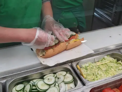 ▲SUBWAY門市停售巴馬乾酪麵包！因調味粉含未核准麻竹莖桿遭下架，業者聲明未提及退款補償。（圖／翻攝自Google評論）