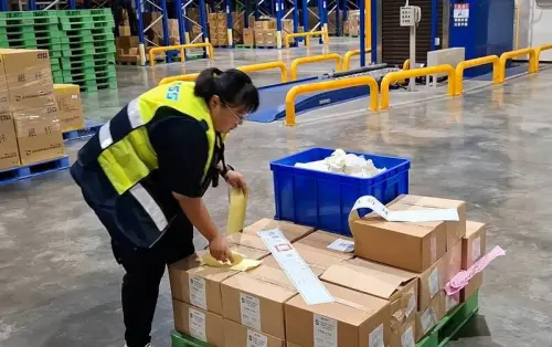 ▲桃園市衛生局稽查人員前往倉庫，將含有未核准「麻竹莖桿」的 SUBWAY 巴馬乾酪調味粉貼上封條封存。（圖／桃園市政府提供）