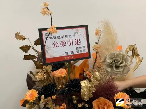 ▲統一獅43歲老將陳鏞基本週迎接引退賽，大學室友「雞」林恩宇、「龍」曾貴龍、「貓」蔡明晋致贈祝賀花籃。（圖／記者陳柏翰攝,2026.9.19）