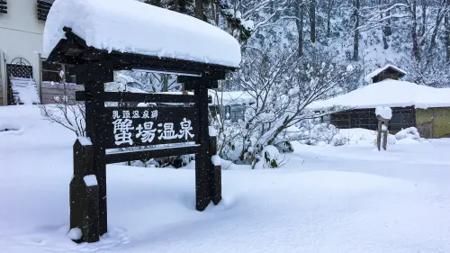 ▲面對連假顧孫開銷與體力雙重負荷，長輩果斷預訂溫泉旅館展開逃亡之旅。（示意圖／取自photoAC）