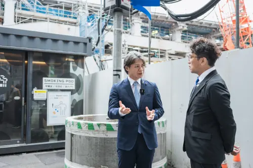 ▲沈伯洋赴日本東京澀谷考察吸菸室及分菸政策，並與長期關心台灣、促進台日交流的日本神戶市議員上畠寛弘深入交換意見。（圖／沈伯洋辦公室提供）