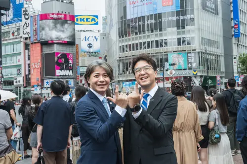 ▲沈伯洋赴日本東京澀谷考察吸菸室及分菸政策，並與長期關心台灣、促進台日交流的日本神戶市議員上畠寛弘深入交換意見。（圖／沈伯洋辦公室提供）