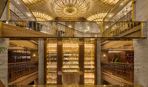 ▲OKU HOTEL內的Ailìse Bar入圍「全球餐廳與酒吧設計大獎」，其空間最吸睛設計就是有3層樓高的酒牆。（圖／OKU HOTEL提供）