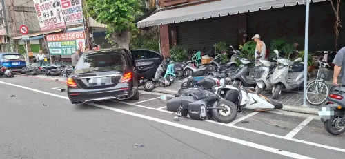 狂撞路邊28車！台中男駕車『飄移』釀4人傷　酒毒快篩後遭逮