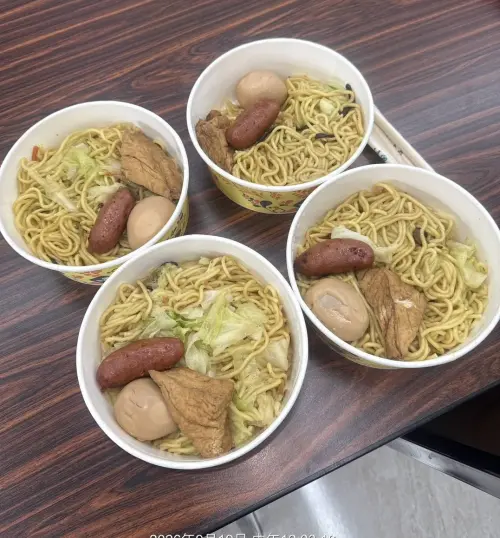 ▲何欣純後援會發出的台灣小吃餐盒，有炒麵、魯蛋、香腸和油豆腐。（圖／江和樹提供，2026.09.19）
