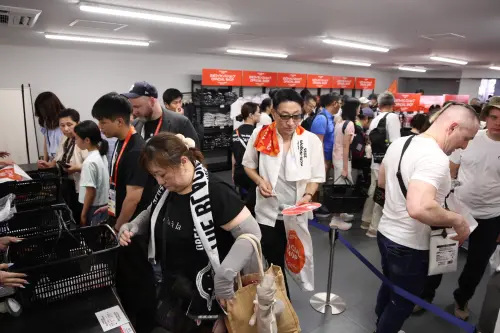 ▲亞運名古屋商品店下午有不少粉絲前來朝聖，購買亞運紀念品，以及日本隊商品。（圖／記者朱永強攝）