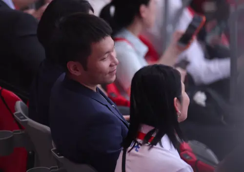 ▲亞運開幕式預計於台灣時間17點舉行，典禮開始前1小時，運動部部長李洋，被拍到現身於觀眾席。（圖／記者朱永強攝）