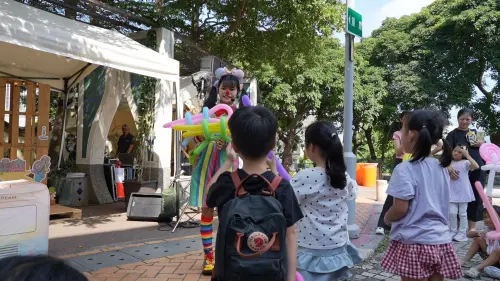 ▲「捷運生活日」安排街頭藝人演出，民眾漫遊鶯歌老街之餘，也能近距離欣賞表演。（圖／新北捷運局提供）