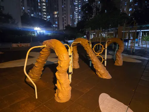 太像了！香港遊樂場驚見「巨型便便」　攀爬設施遭酸致敬HYROX