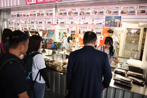 ▲名古屋亞運開幕式食物區攤位依舊有排隊。（圖／記者朱永強攝）