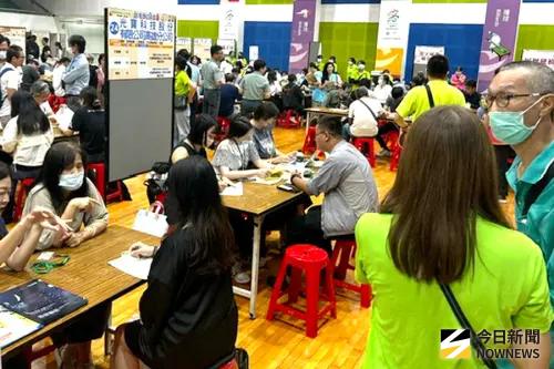 ▲高雄市政府勞工局舉辦徵才活動，吸引許多求職民眾到場應徵。(圖／記者黃守作攝，2026.09.19)