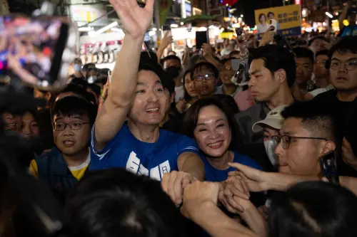 ▲ 柯志恩與蔣萬安一同前往六合夜市，兩人現身立即吸引大批民眾目光，不少市民主動上前打招呼、要求合照。（圖／翻攝畫面）