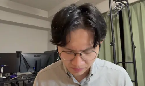 ▲多米多羅在影片中對芝芝還有觀眾鞠躬道歉。（圖／翻攝自多米多羅Domidolo YouTube）