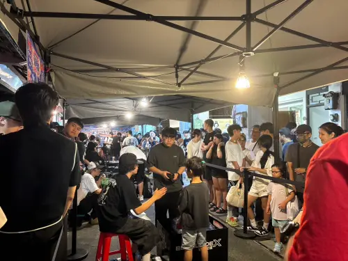 ▲新莊廟街化身戰鬥陀螺競技場，多座競技場同時開打，吸引大小玩家參賽。（圖／記者林若瑋攝）