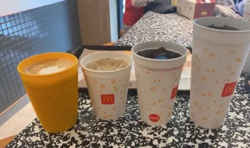 ▲麥當勞內用杯政策已經上路將近4年，其杯子使用後會先人工沖洗，再放進德國品牌清洗機，以食品用洗潔劑，透過80-85℃高溫水洗，以有效殺菌、確保清潔衛生。（圖/麥當勞提供）